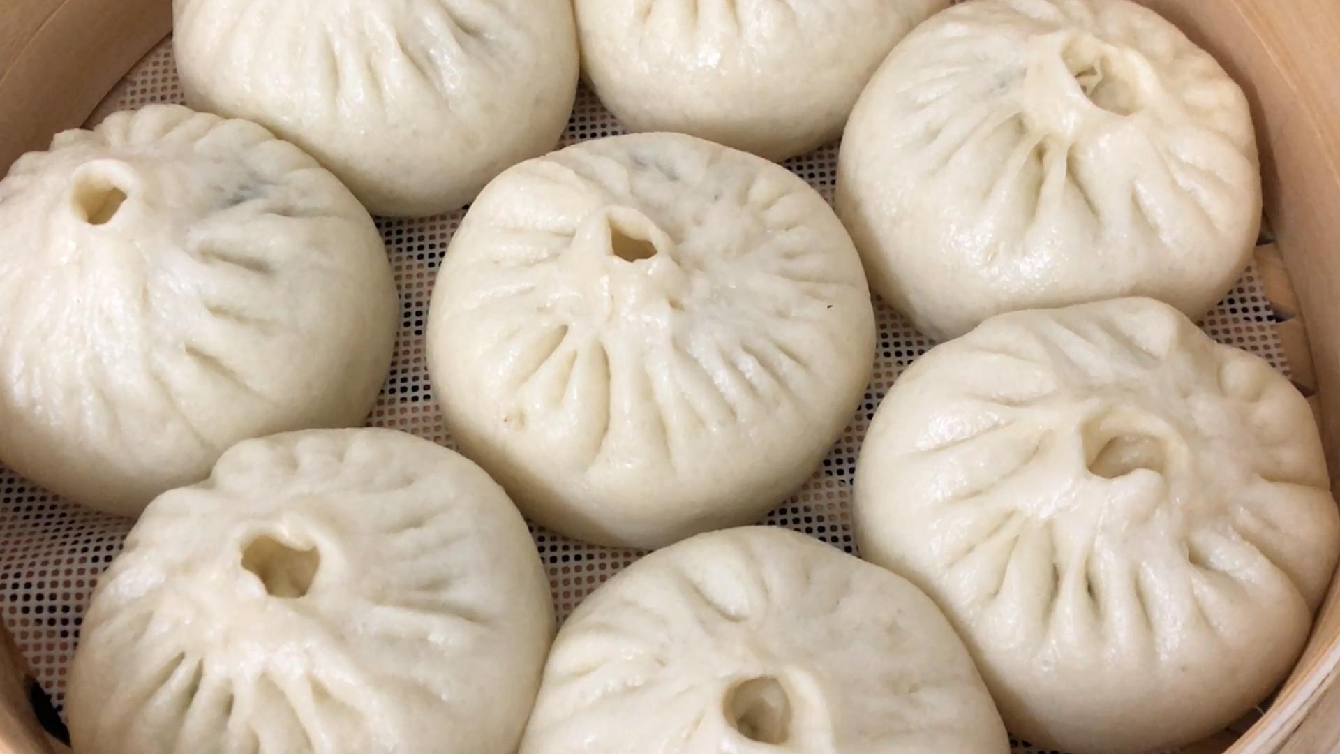 A photo of some baozi.